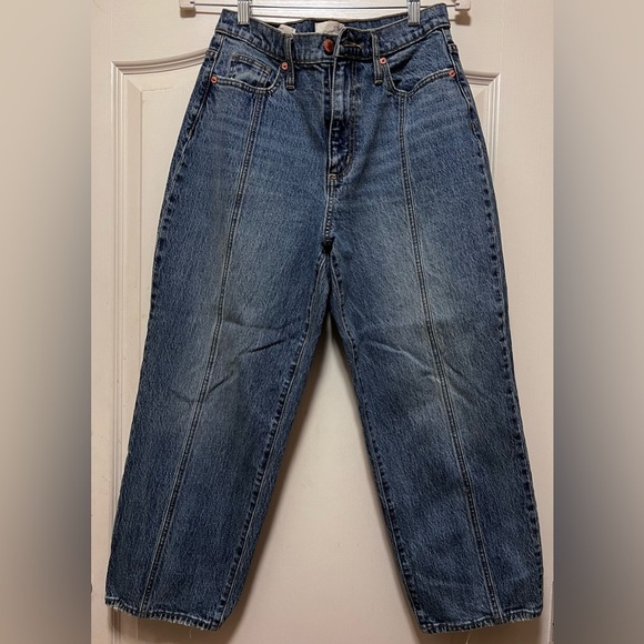 Universal Thread Denim - Vintage straight , crop jeans. Size 6/28. Universal Thread. Distressing on hem